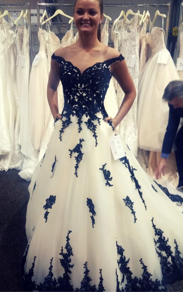 Beautiful Tulle Lace Appliques Ball Gown White Black